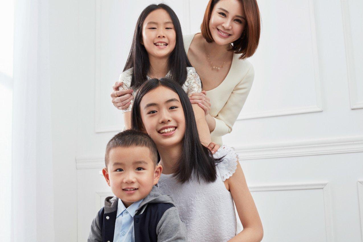 黑色连衣裙显得人既成熟稳重又有气质，这样子的穿搭风格你会喜欢吗？